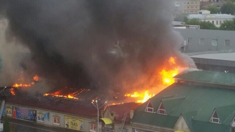 В Энгельсе огонь охватил 1500 кв.м на рынке «Изобильный»