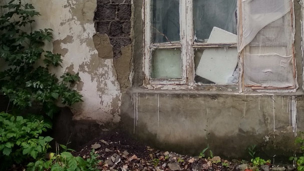 Обитатели общежития в Калининске опасаются остаться без крыши и стен