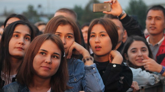 Саратовскую молодежь посвятили в студенты на Театральной площади