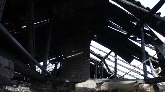 Пожар уничтожил расселенный дом в Заводском районе