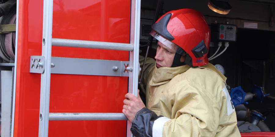 Кафе на Дзержинского тушили больше двух десятков пожарных