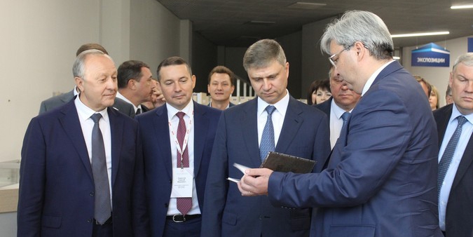 Губернаторский рейтинг Радаева вырос после церемонии награждения на совещании РЖД