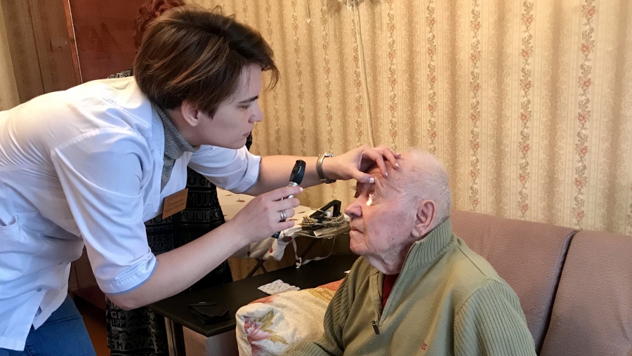 Пожилые саратовцы получили офтальмологическую помощь на дому