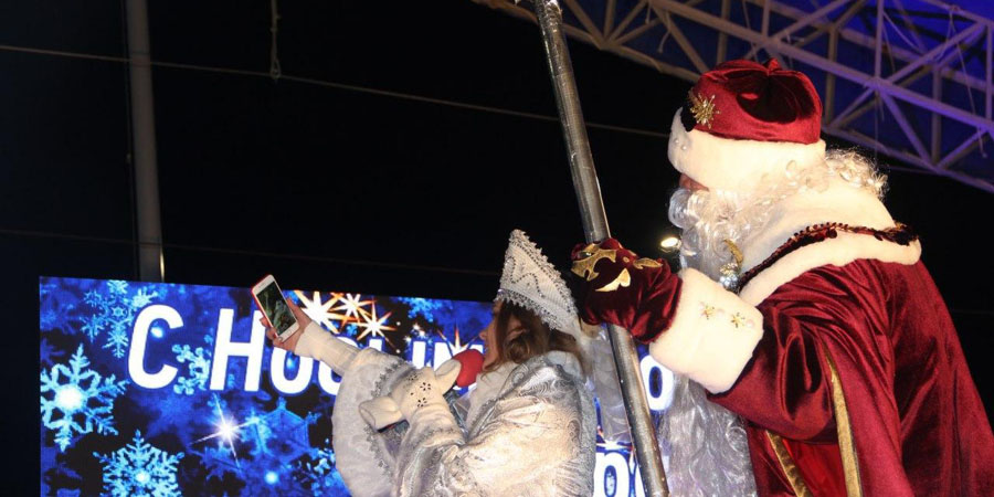 На Театральной площади Дед Мороз сделал селфи и зажег новогоднюю елку