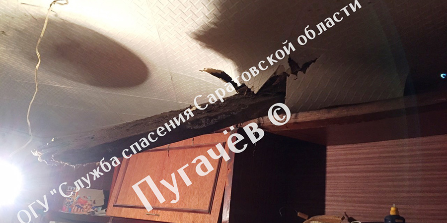 В Пугачеве жильцы дома с обрушившейся крышей отказались от переезда