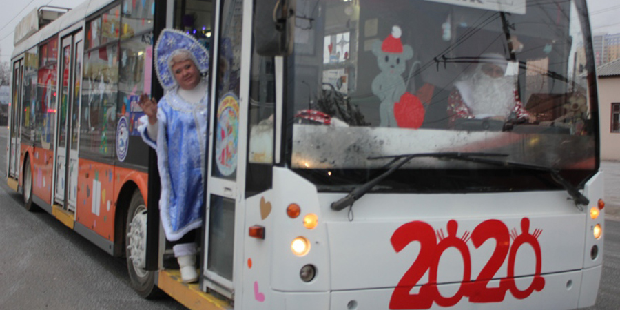 В энгельсских троллейбусах Деды Морозы дарили пассажирам сладости