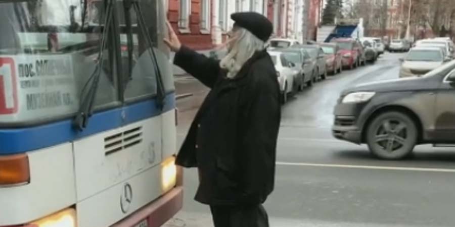 В центре Саратова правозащитник встал перед автобусом и перекрыл движение транспорта