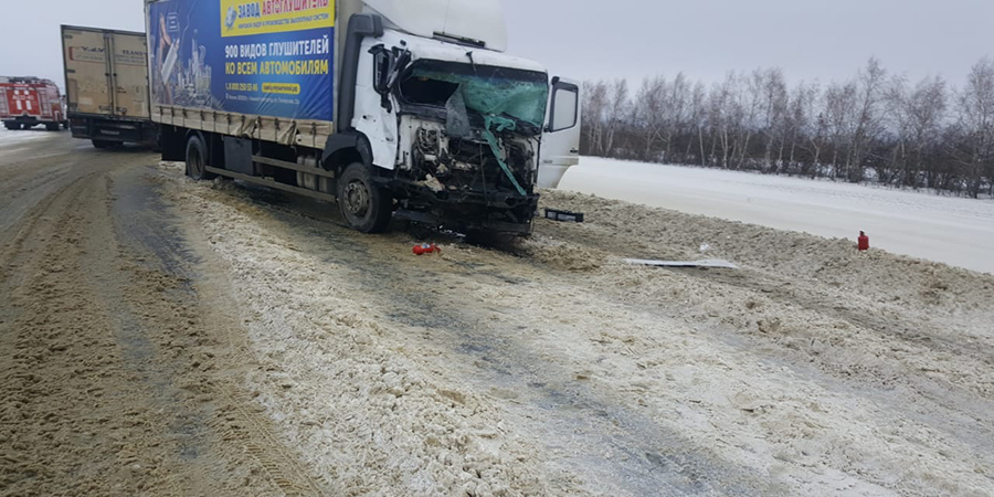 Под Саратовом 1 человек погиб и 2 пострадали в столкновении минивэна и грузовика