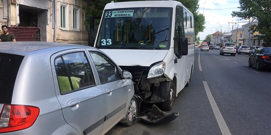 На Московской легковушка врезалась в автобус №33. Две пассажирки ранены