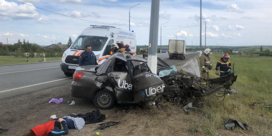 В Татищевском районе девушка погибла в столкновении такси Uber со столбом