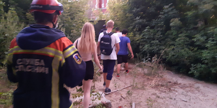У стадиона «Спартак» из недостроенного дома эвакуировали 14 подростков