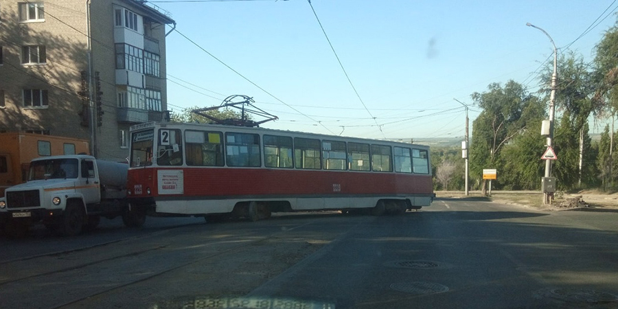 Трамвай вылетел на дорогу после ДТП с внедорожниками