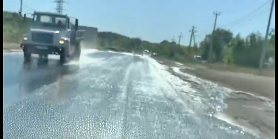 Водители жалуются на постоянные лужи и реки по улице Песчано-Уметской