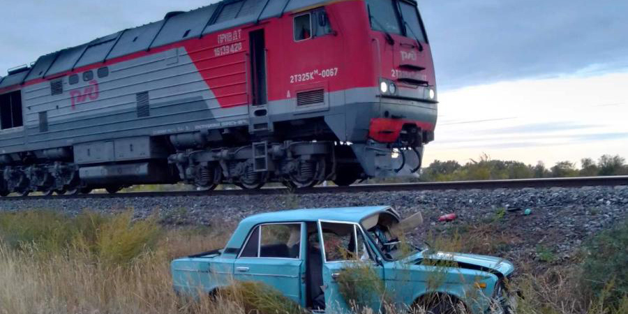 В Саратовской области грузовой поезд врезался в «шестерку» 