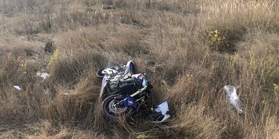 Под Энгельсом мужчина насмерть разбился при падении с мотоцикла