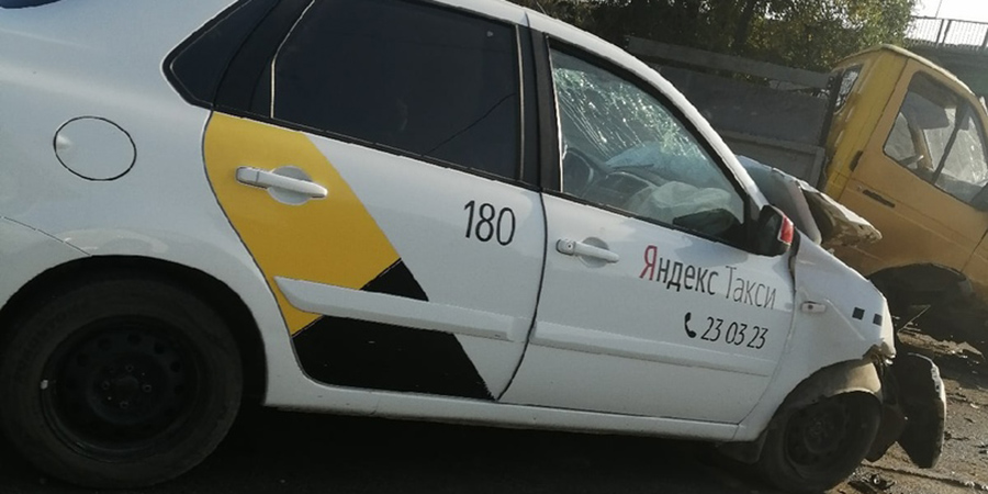 В Балакове грузовик протаранил такси «Яндекс» и травмировал пассажира