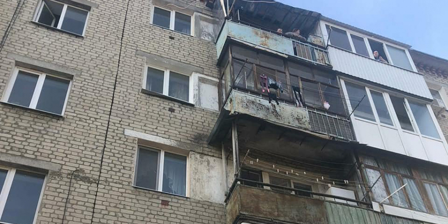 Выкинутые с 4-го этажа матерью саратовские девочки остаются в тяжелом состоянии