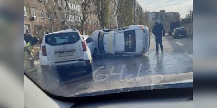 Такси «Яндекс» опрокинулось набок в массовой аварии на обледеневшей дороге