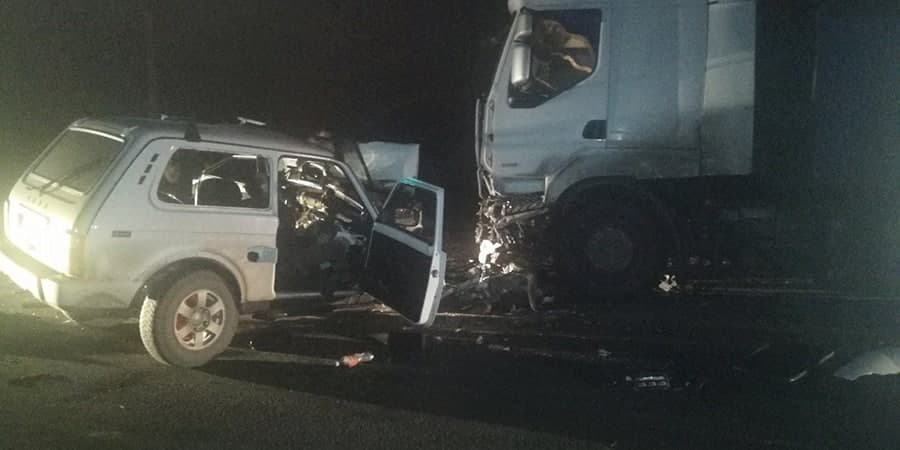 Под Саратовом пассажир внедорожника погиб в жутком ДТП с фурой