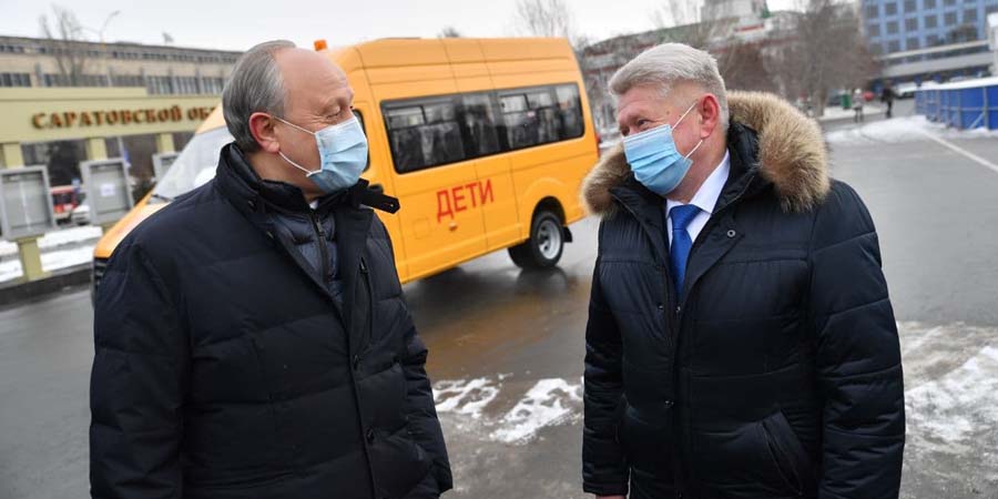 Губернатор Радаев передал 70 школьных автобусов 30 районам области