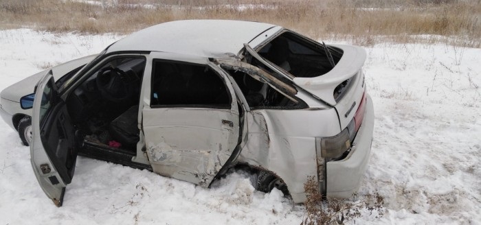 В Саратове легковушка слетела в кювет: водитель и пассажир сбежали