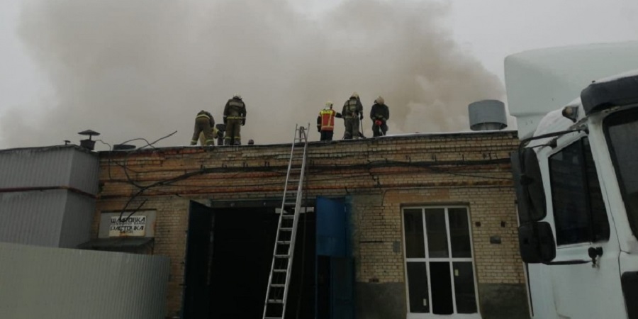  Пожар на саратовском СТО. Огонь уничтожил 8 машин 