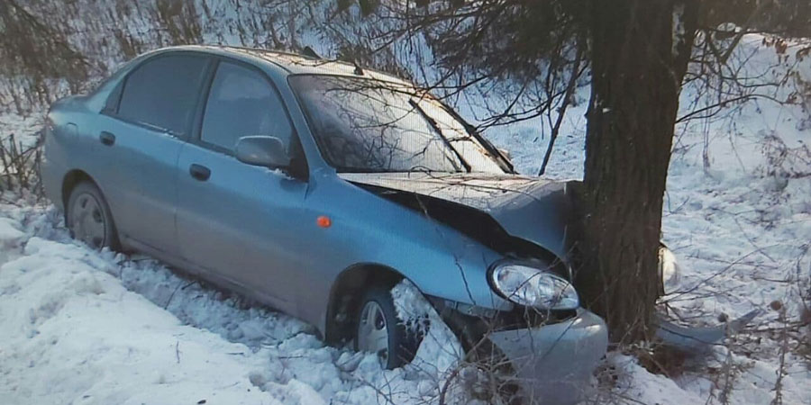 В Балаковском районе «ЗАЗ Шанс» вылетел с трассы и врезался в дерево