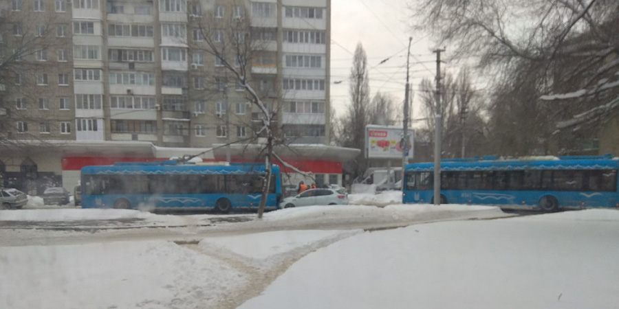 В центре Саратова из-за ДТП с троллейбусом образовалась пробка