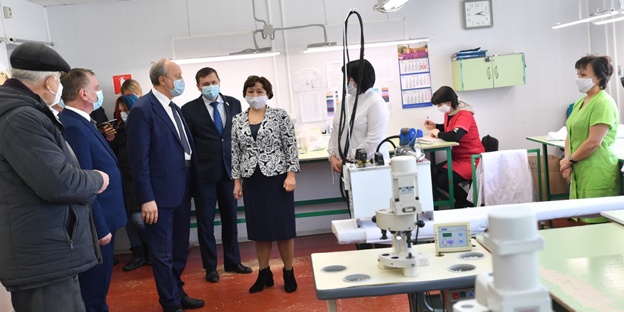 Губернатор Радаев посетил в Балтайском районе швейную фабрику, ФАП и пожарное депо