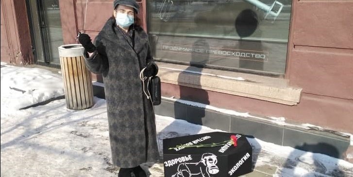 Саратовчанка принесла к зданию администрации Красноярска бутафорский гроб