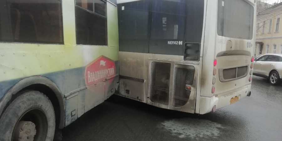 На перекрестке в центре Саратова автобус столкнулся с троллейбусом