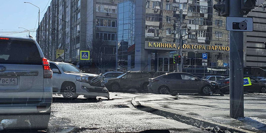 В Саратове «Хендэ» повалил дорожный знак после столкновения с «Ленд Крузером»