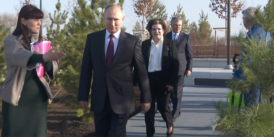 Путин и Володин высадили кедры в Парке покорителей космоса. Видео