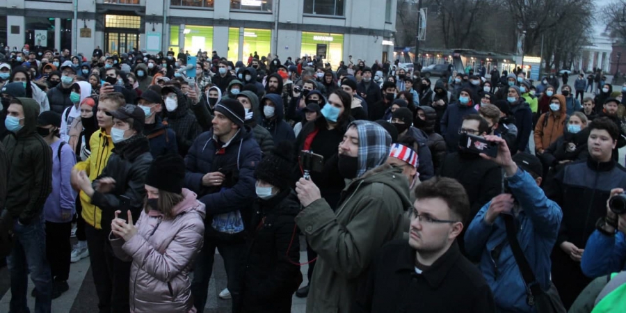 Протестующие саратовцы прошли по проспекту Кирова и повернули назад