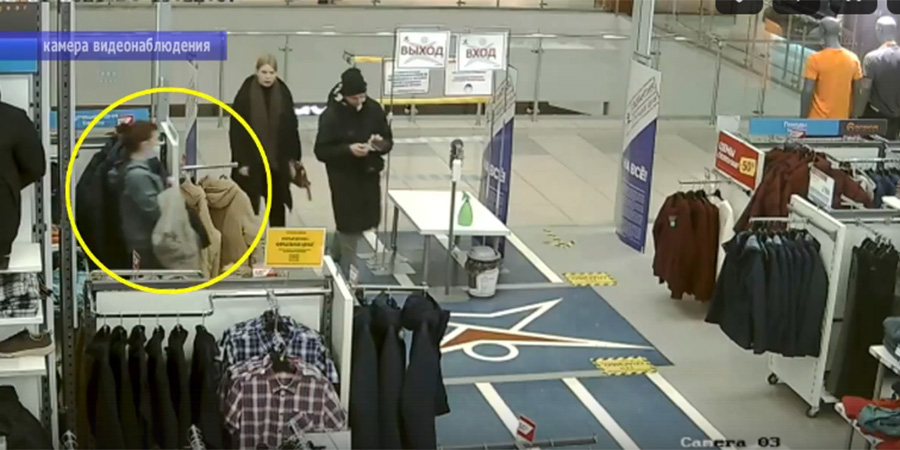 Москвичка попала на камеры во время кражи одежды в саратовском магазине