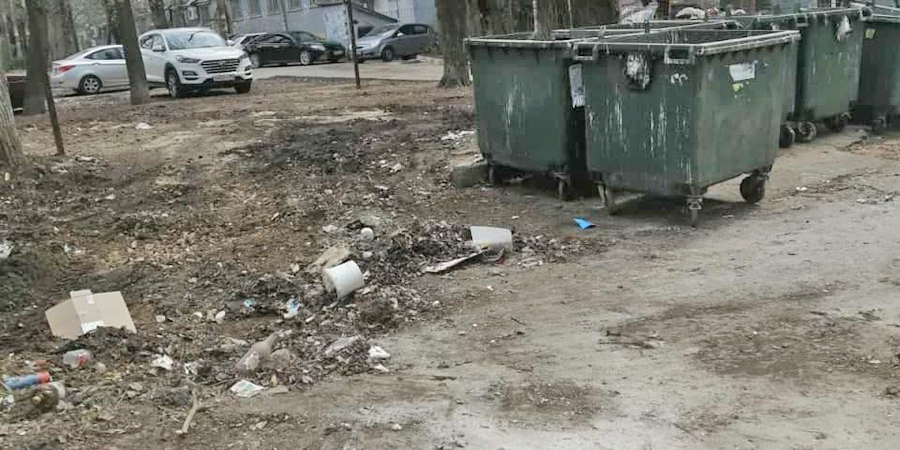Коммунальщики очистили место перфоманса циркачей на мусоре