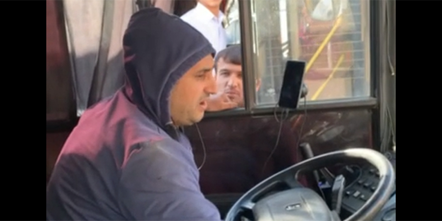 Водители автобусов 90 и 53 устроили разборки у остановки Крытый рынок