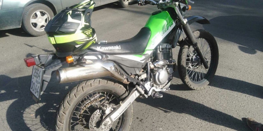 В центре Саратова мотоциклист сбил девушку