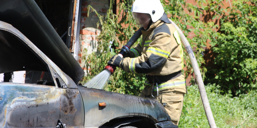 СК проведет проверку после гибели человека в горящей машине в центре Саратова