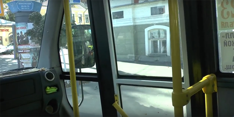 Пассажир автобуса приметил жертву с золотом и ограбил ее