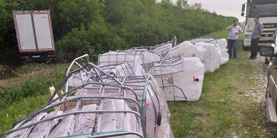 В Хвалынском районе после ДТП с «КамАЗом» разлилось 10 тонн моторного масла