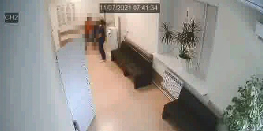 В саратовской больнице пациент напал на врача за призыв надеть маску