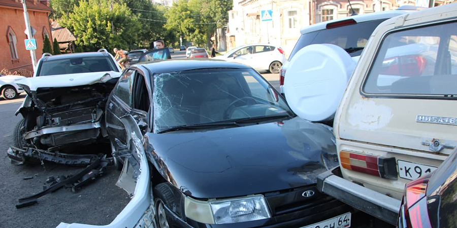 В центре Саратова произошла авария с участием 4-х автомобилей