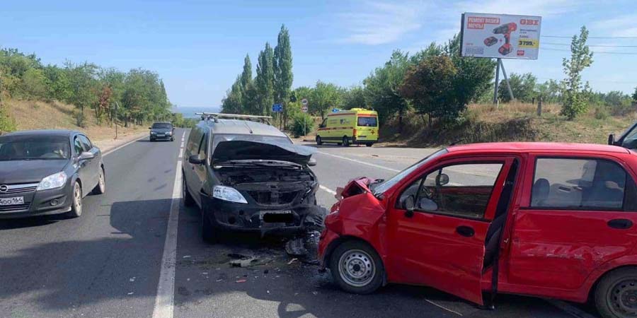 На Ново-Астраханском шоссе 3 автомобиля попали в массовую аварию