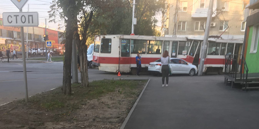 На Степана Разина легковушка снесла трамваю дверь