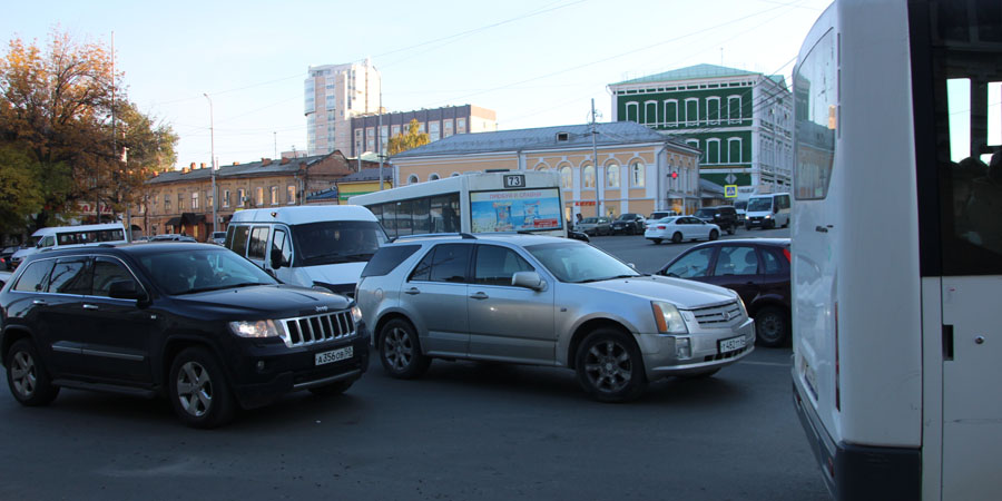 Власти Саратова рассмотрят вопрос установки светофоров на сложном перекрестке Челюскинцев и Радищева