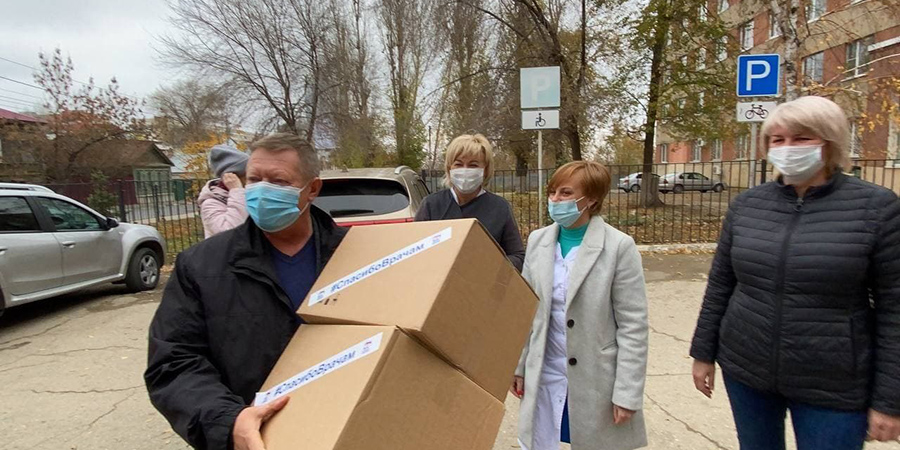 Панков передал врачам саратовских поликлиник маски и перчатки