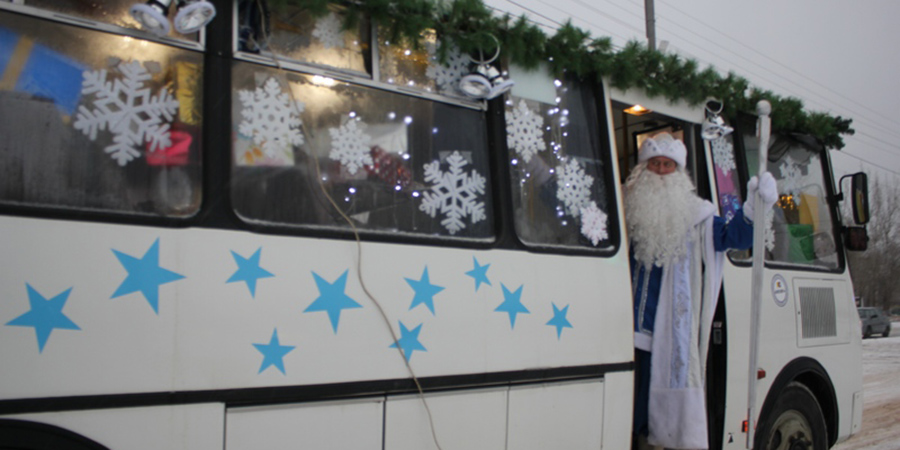 В Энгельсе на улицах появятся «ДедМоробус» и новогодний троллейбус