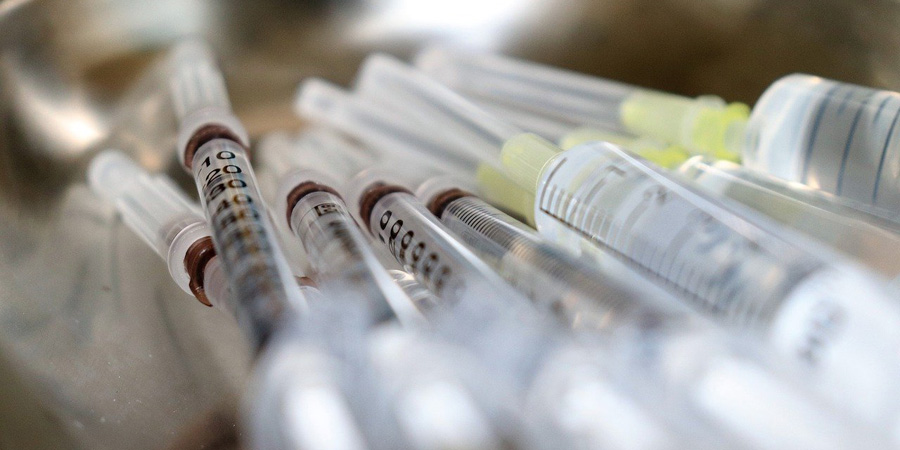 Саратовский минздрав встревожен снижением темпов вакцинации перед новогодними праздниками