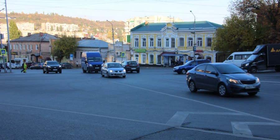 Городские депутаты призвали соскоблить сумбурную разметку на перекрестке Радищева и Кутякова